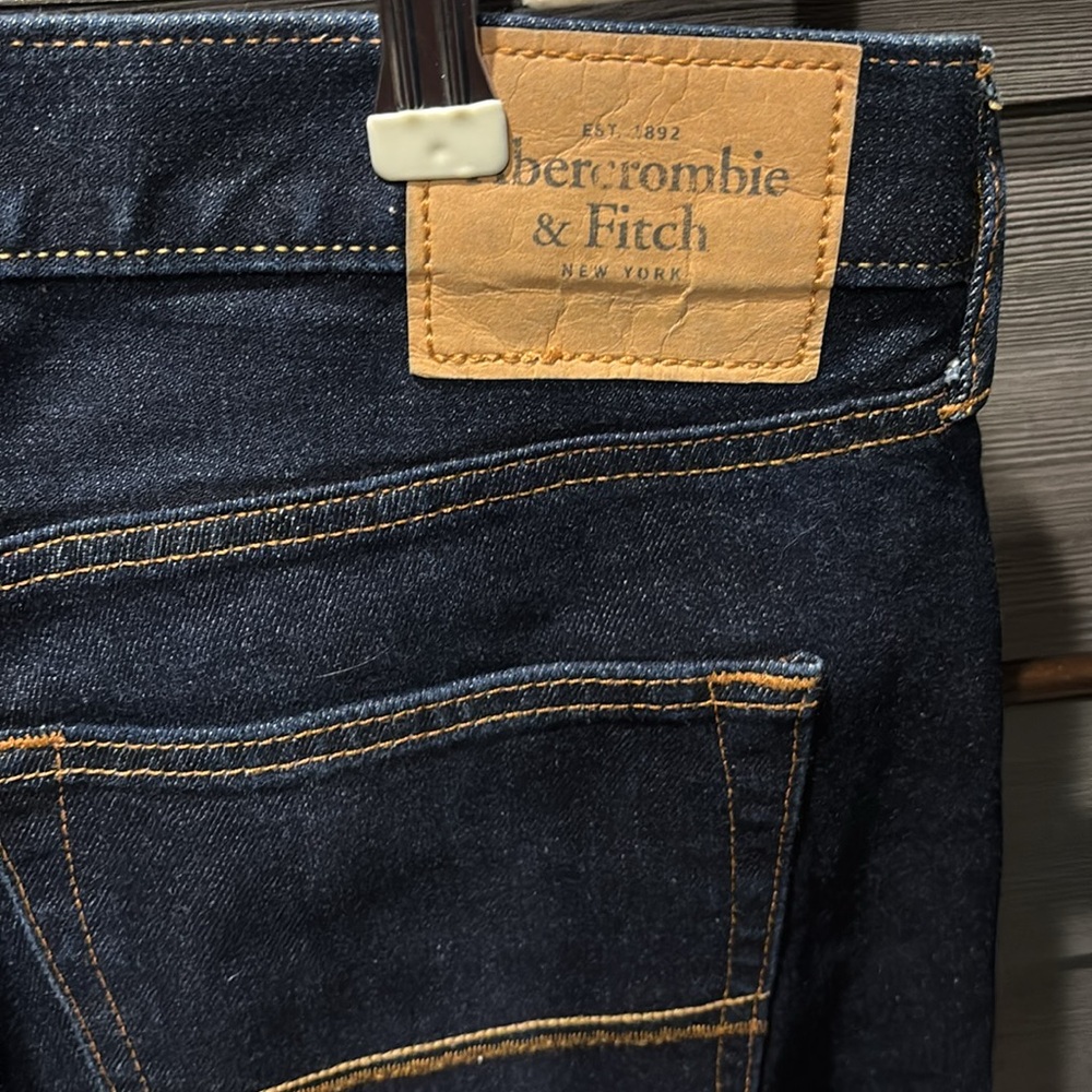 Abercrombie and Fitch men’s classic straight jeans in a dark blue wash 36/32 - Picture 3 of 7